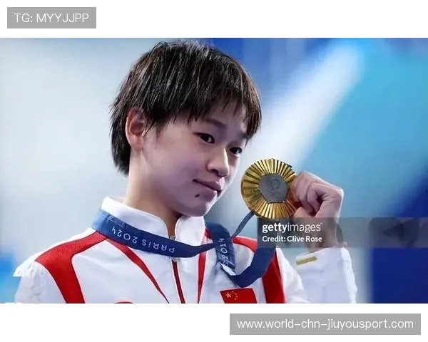 全红婵笑看镜头状态不错，全红婵全