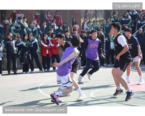 拼搏青春点亮篮球梦想之光，篮球奋力拼搏